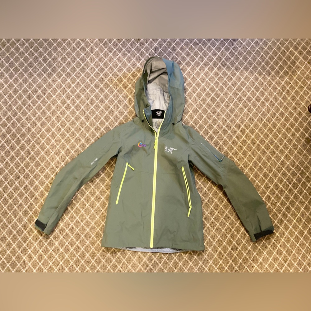 Women’s Arc’teryx Gore-Tex Green Jacket with Hood, Size Small